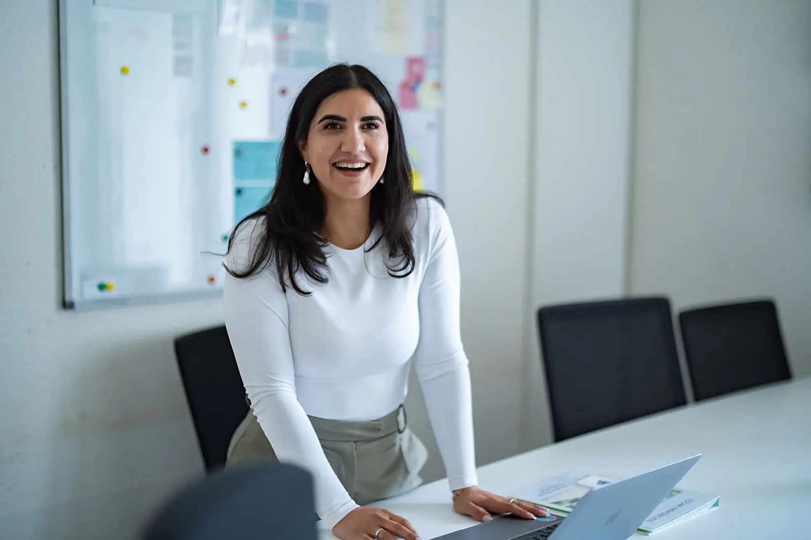 Alev Hoffmann Colak bei der Arbeit im Büro